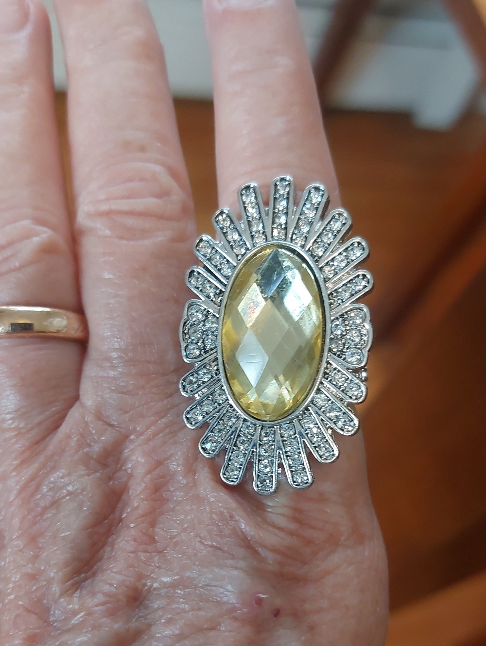 🩵2/$15 Silvertone Stretch Comfort Band Yellow Center Ring